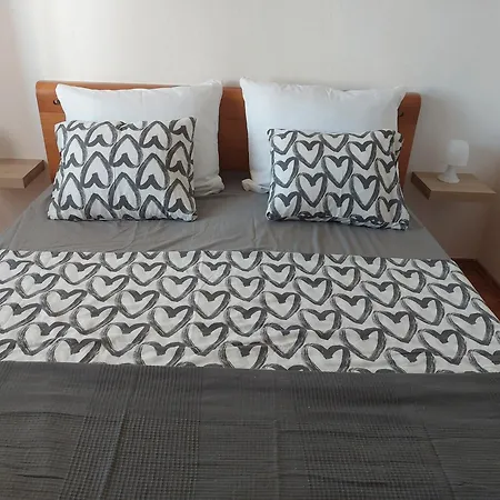 Mia Apartment Vir
